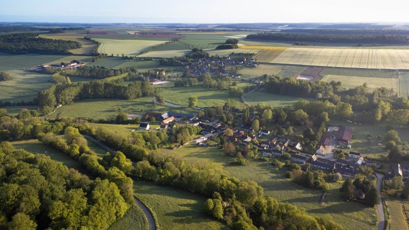 Paysage agricole dans l'Oise.Village de Bonnières.